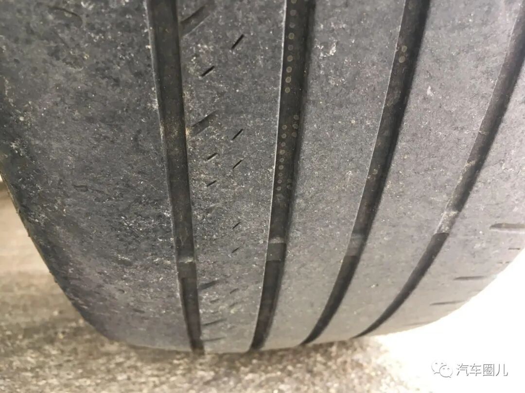 建议定期检查轮胎的花纹深度,裂纹和气压等情况以及轮胎磨损情况,有