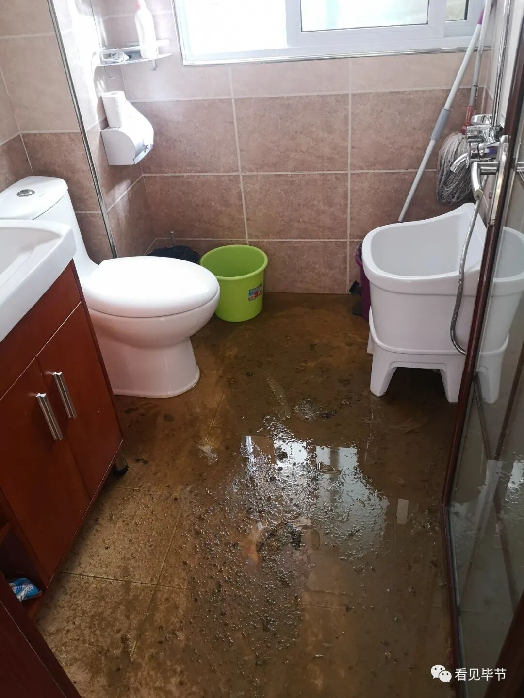糟心毕节一小区有业主家又被粪水淹了