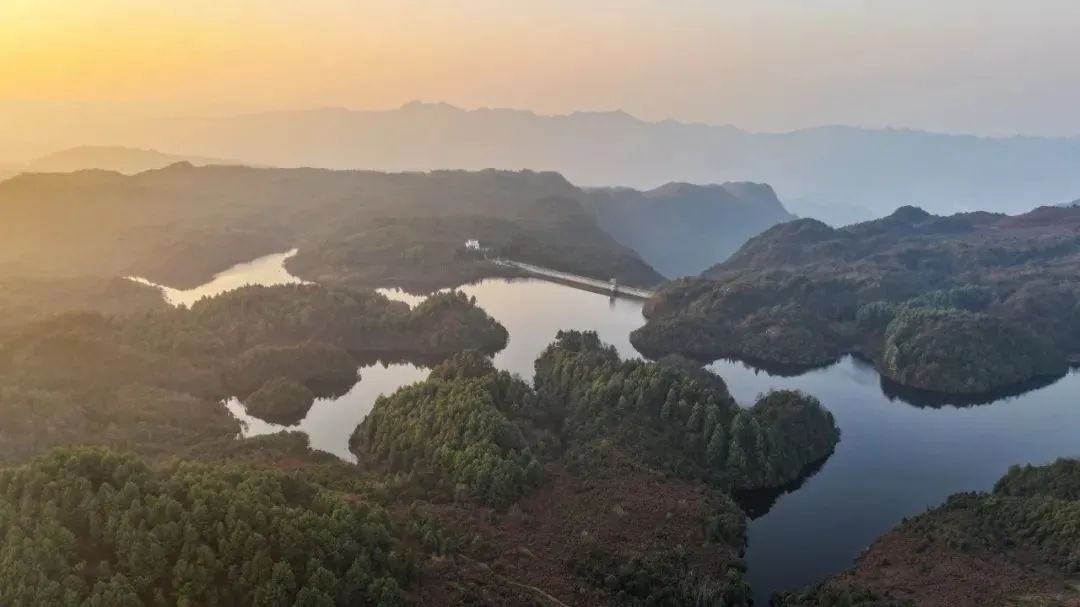 大坪箐水庫是烏江上游的隱形水庫和碳庫山頂上的沼澤溼地地處烏江北源