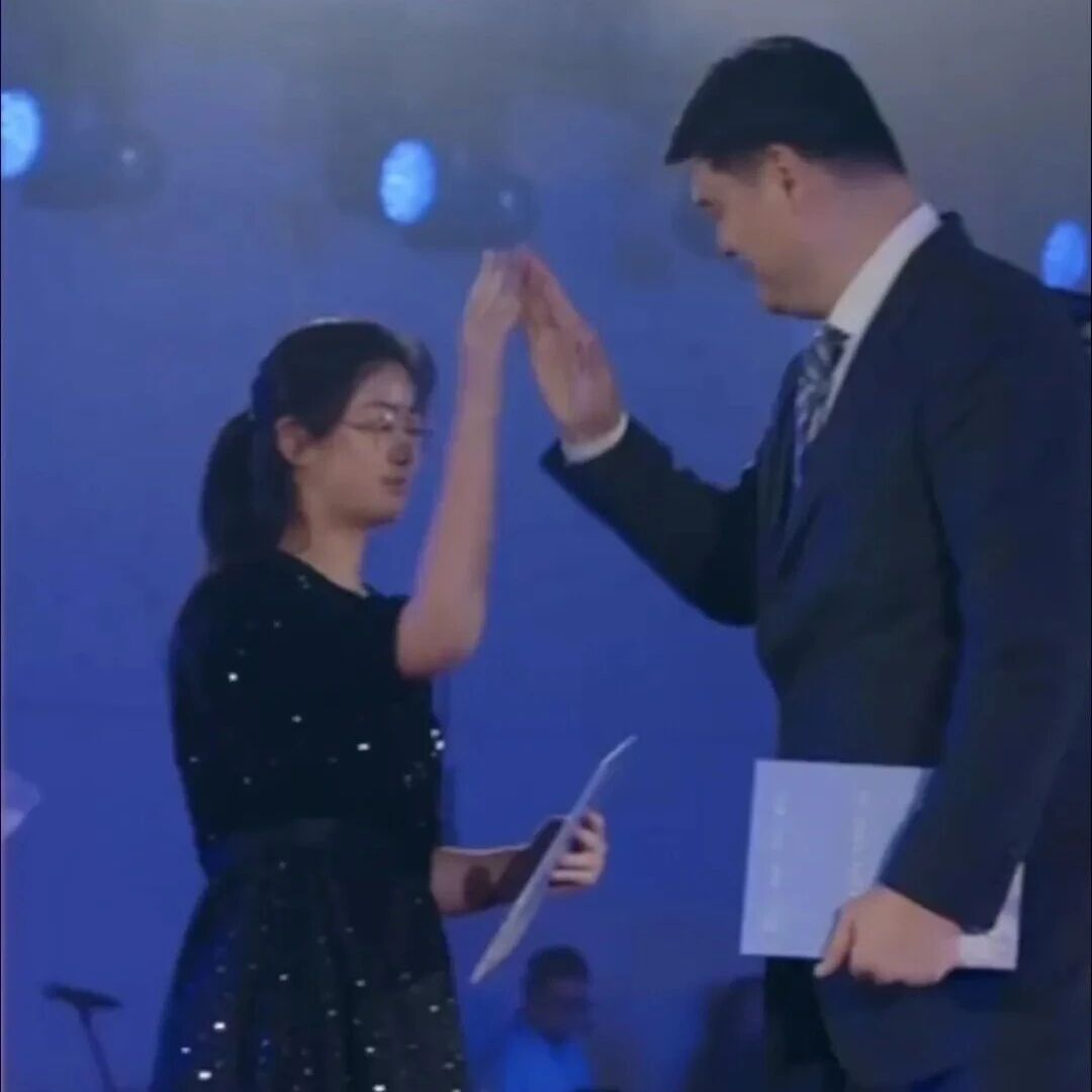 姚明15岁女儿这么高了......