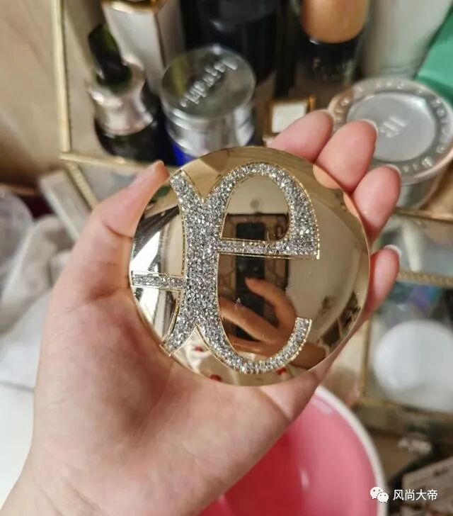 e大饼是什么牌子？化妆的女生一定要知道，定妆界的鼻祖