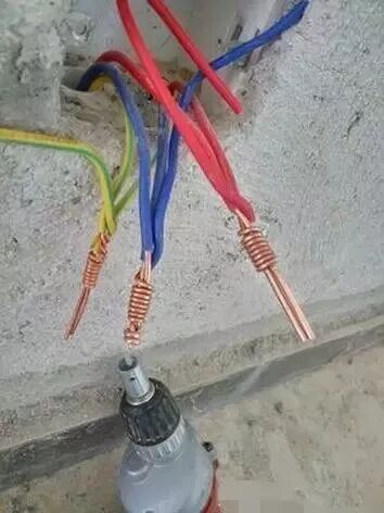 老電工接線頭5秒一個，美觀又牢固的圖2
