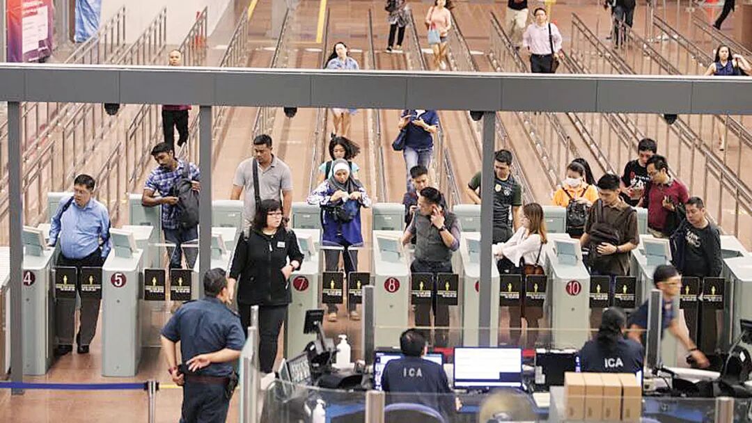 男子伪造警车_新加坡护照_男子伪造印章和材料