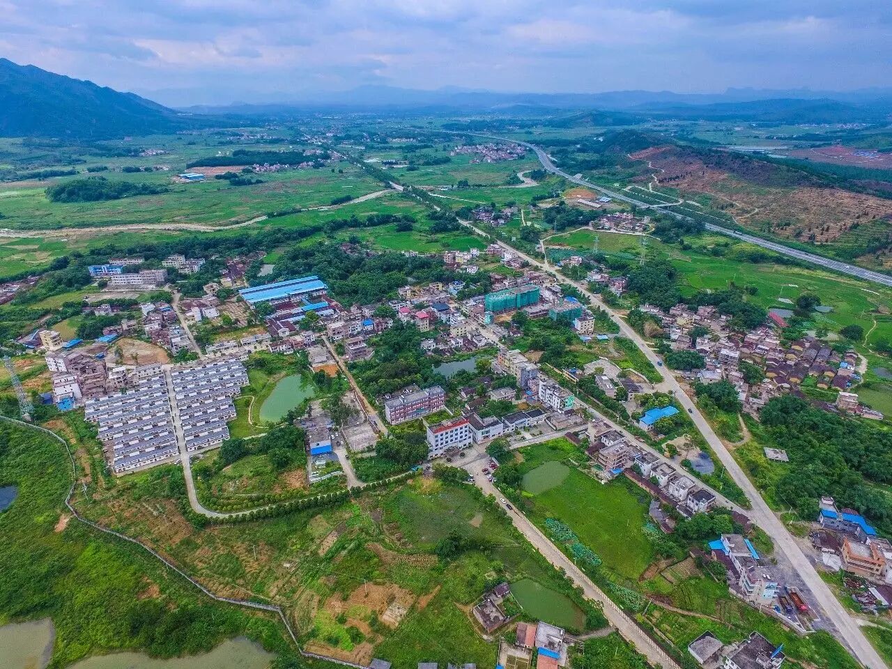 旅游资源:游溪镇瑶区有山坑河3条长100公里,河段有电站调节水库3座.