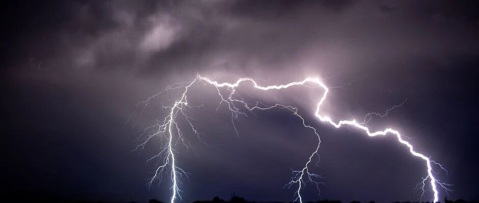 “微商女王”张庭涉传销？国台办回应！“药茅”跌停，5万亿白酒赛道大跳水，网友：“泪如雨下，我的心好痛”
