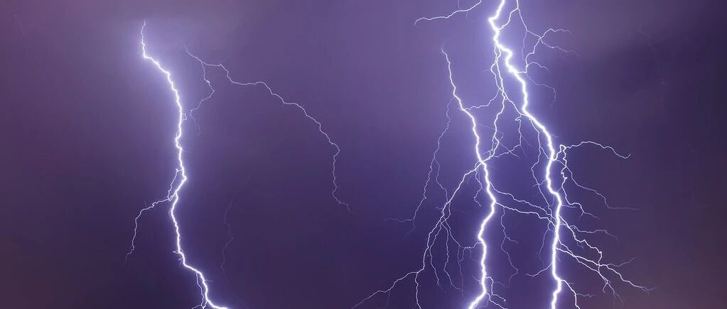 跌麻了，恒指重挫逾1000点！核心指数创历史最大单日跌幅，“香江保卫战”打响！大V紧急建议：用外储来买港股