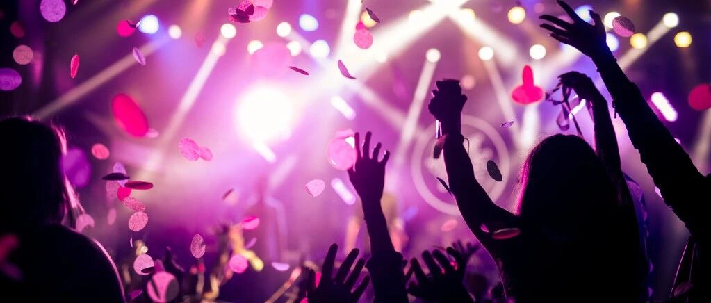 A股周一稳了？重磅利好！中概股一夜狂欢，最牛暴涨73%！富时中国A50指数也涨近2%，伦镍三次扩板，仍挡不住持续杀跌！