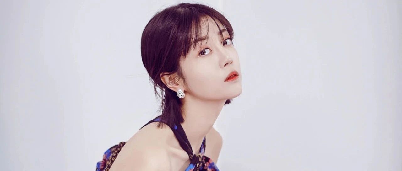 李溪芮美腿玉足 时尚优雅