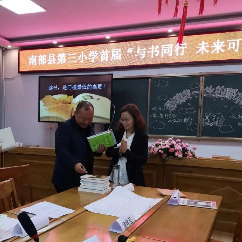 描写会场布置的句子_婚庆布置会场的图片_布置会场图片