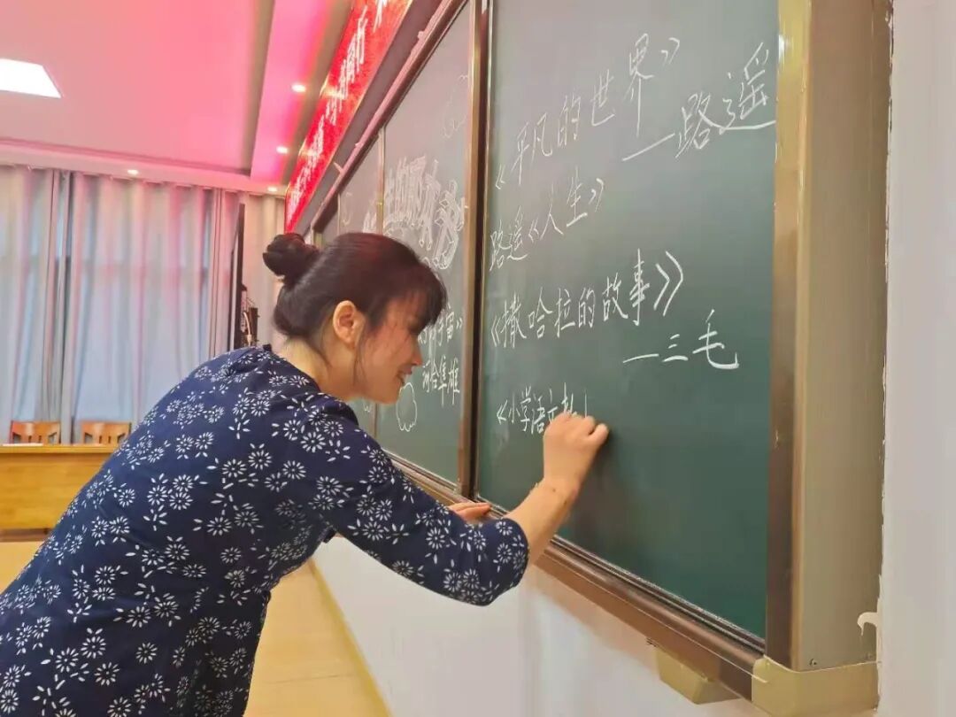 描写会场布置的句子_婚庆布置会场的图片_布置会场图片