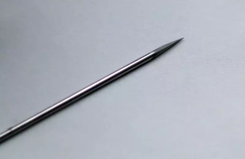 三棱针是刺血疗法的主要针具,源于古代流传的九针之一——锋针