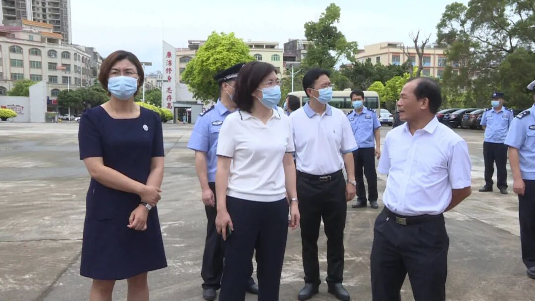 每到一处,阳东区领导莫锦云,冼启泰,吴宁,邹莹都实地察看各校的视频
