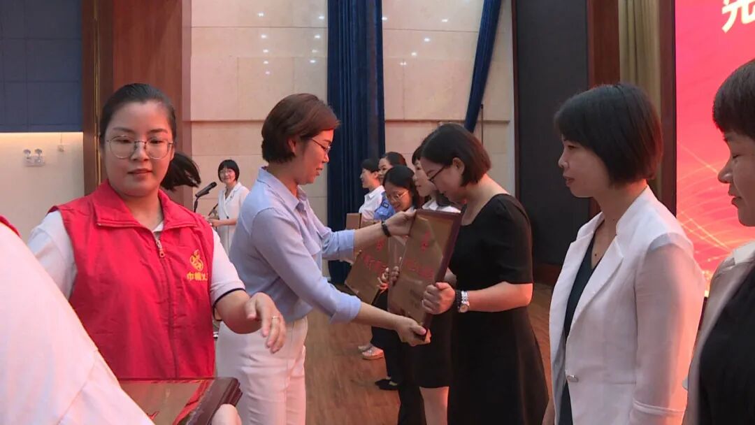 启动仪式前,阳东区领导杨志仁,邹莹为获得2020年度阳江市,阳东区先进