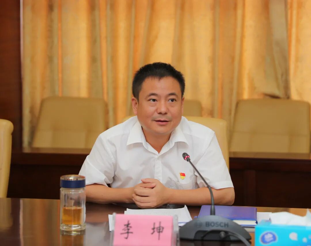 阳东区领导冼启泰,陈广尊,邹莹,陈必润参加会议.