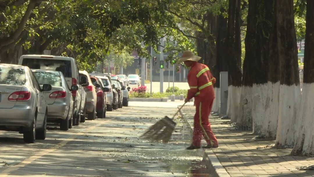 阳东环卫工人继续助力巩卫工作