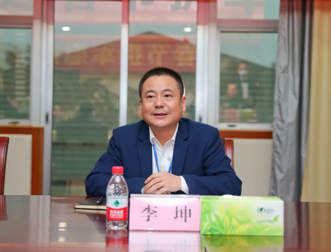 座谈中,李坤代表阳东区委,区政府和全区人民,向军分区官兵致以节日的