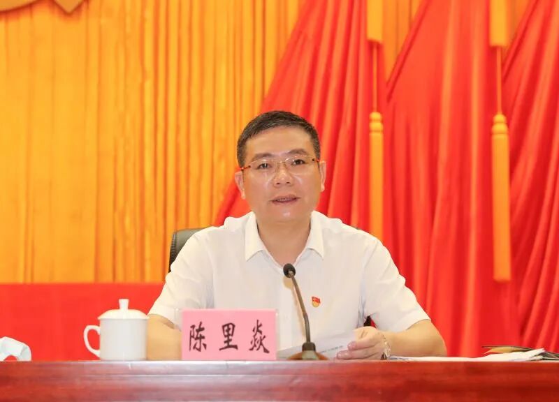 区委书记冯富基出席会议并讲话,区委副书记,区长陈里焱主持会议.