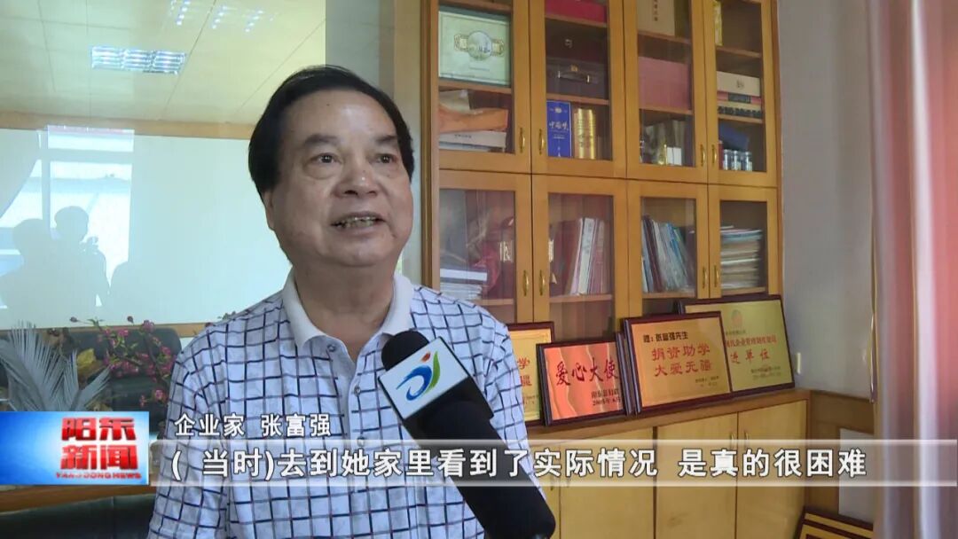 毕业学子送牌匾谢恩情 - 阳江市阳东区人民政府网站