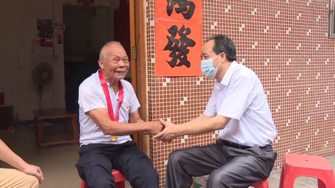 市人大常委会代理主任李日芳率队深入阳东区大八镇吉水村开展党史专题