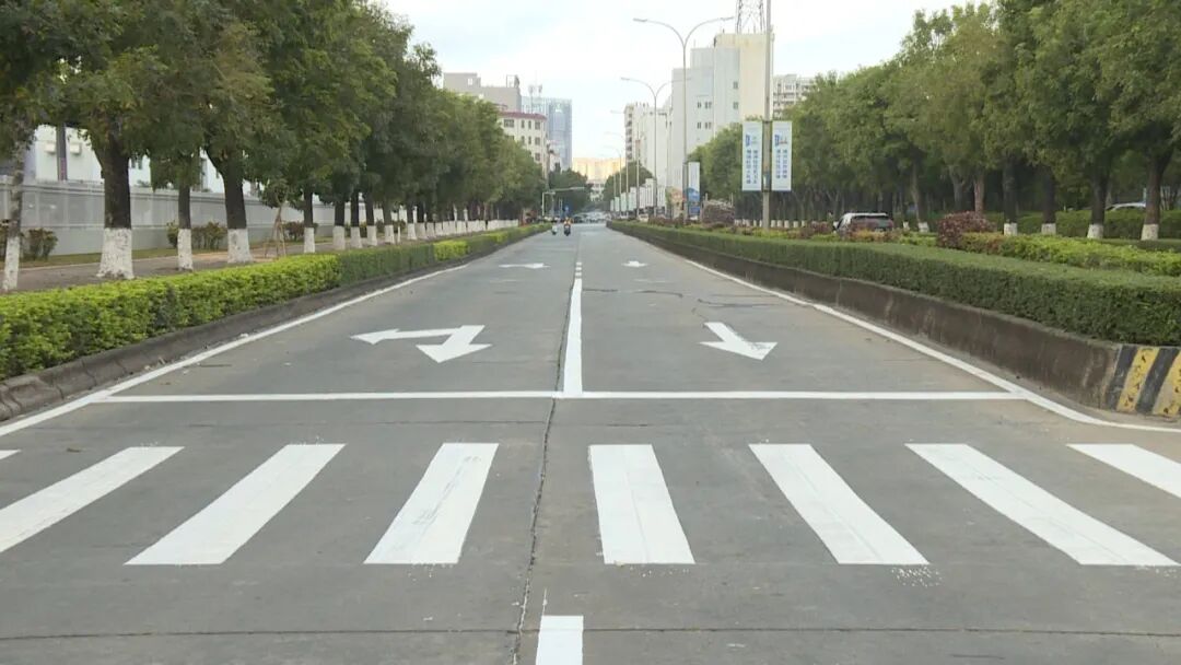 焕然一新阳东城区四大路口的交通标志标线重新施划完成