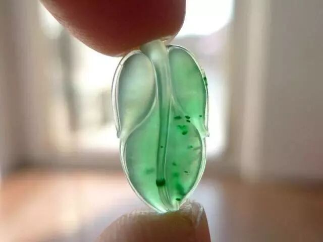 翡翠瑕疵，“顺纹”和“逆纹”。