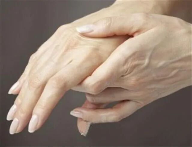 手麻，血过不来；手木，气血过不来；手酸，气血不足；手痛，是血