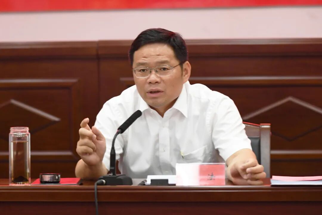 黄法勉励全县青年干部和党外干部