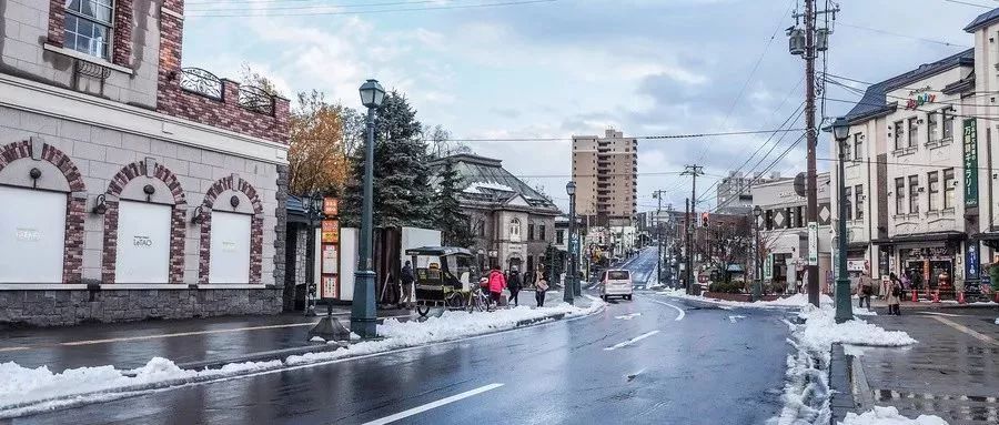 魚缸底鋪什么好_地板橫鋪豎鋪效果圖_車底鋪木地板