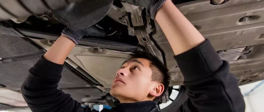 車底鋪木地板|比蹭漆還嚴(yán)重！這個(gè)地方刮一下，車少開好幾年！