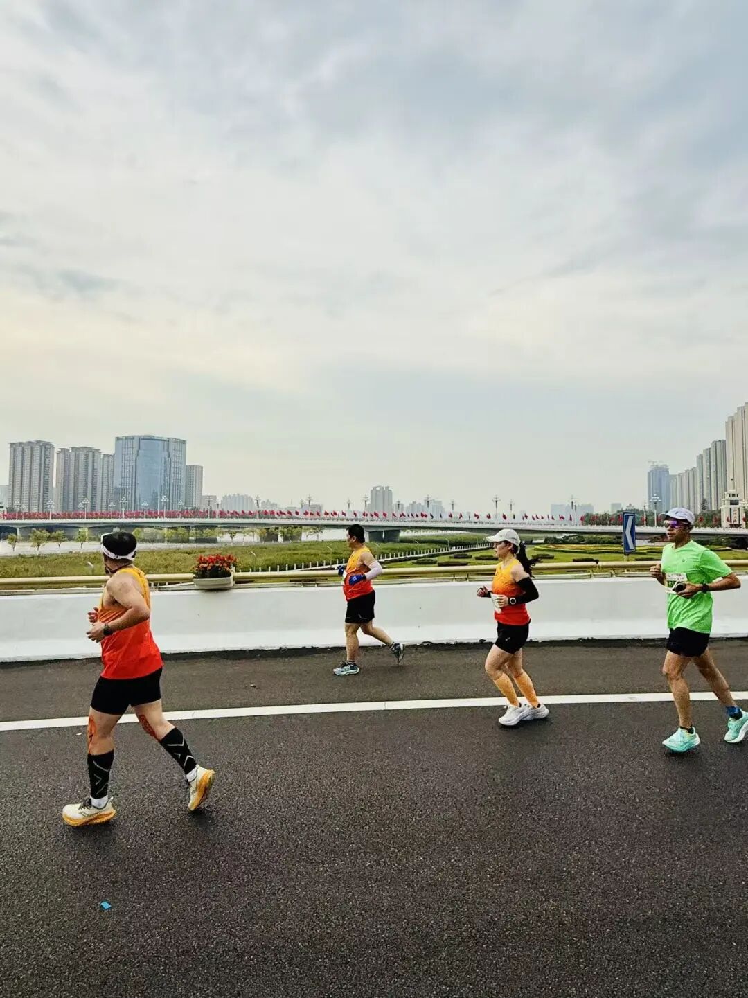 太原马拉松赛道干净服务贴心 跑者体验与免费景点