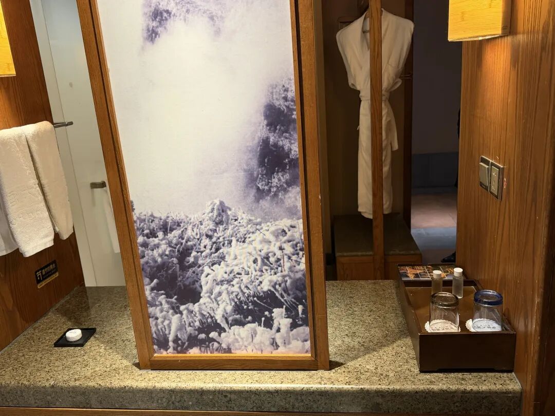 峨眉山金顶山顶酒店657元一晚，步行5分钟看日出