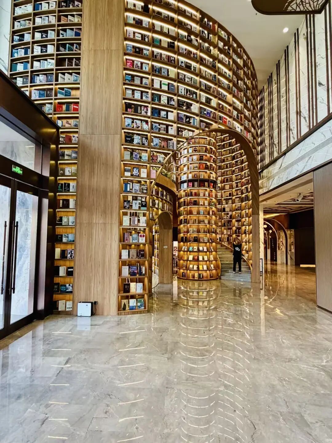 江门希尔顿网红图书馆酒店体验 亲子阅读打卡与工业风景观