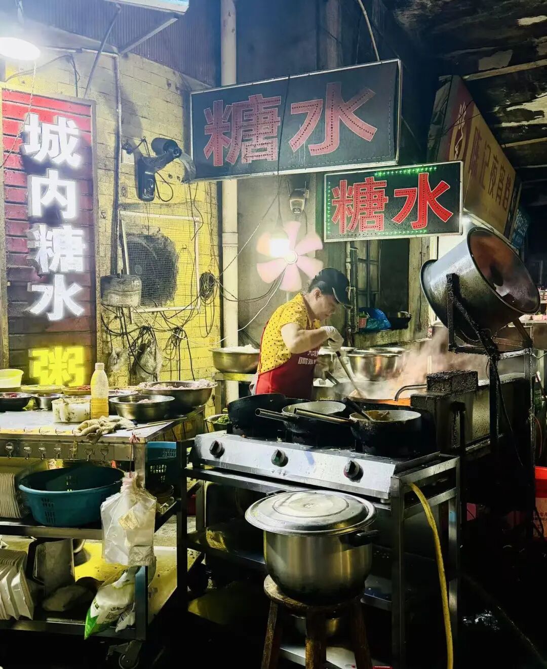 雷州老街地道美食探店，烧猪出炉与夜宵沙虫糖水指南