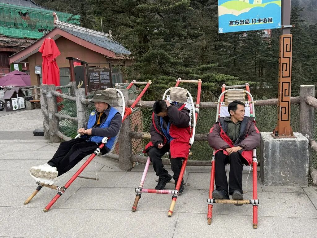 峨眉山金顶山顶酒店657元一晚，步行5分钟看日出