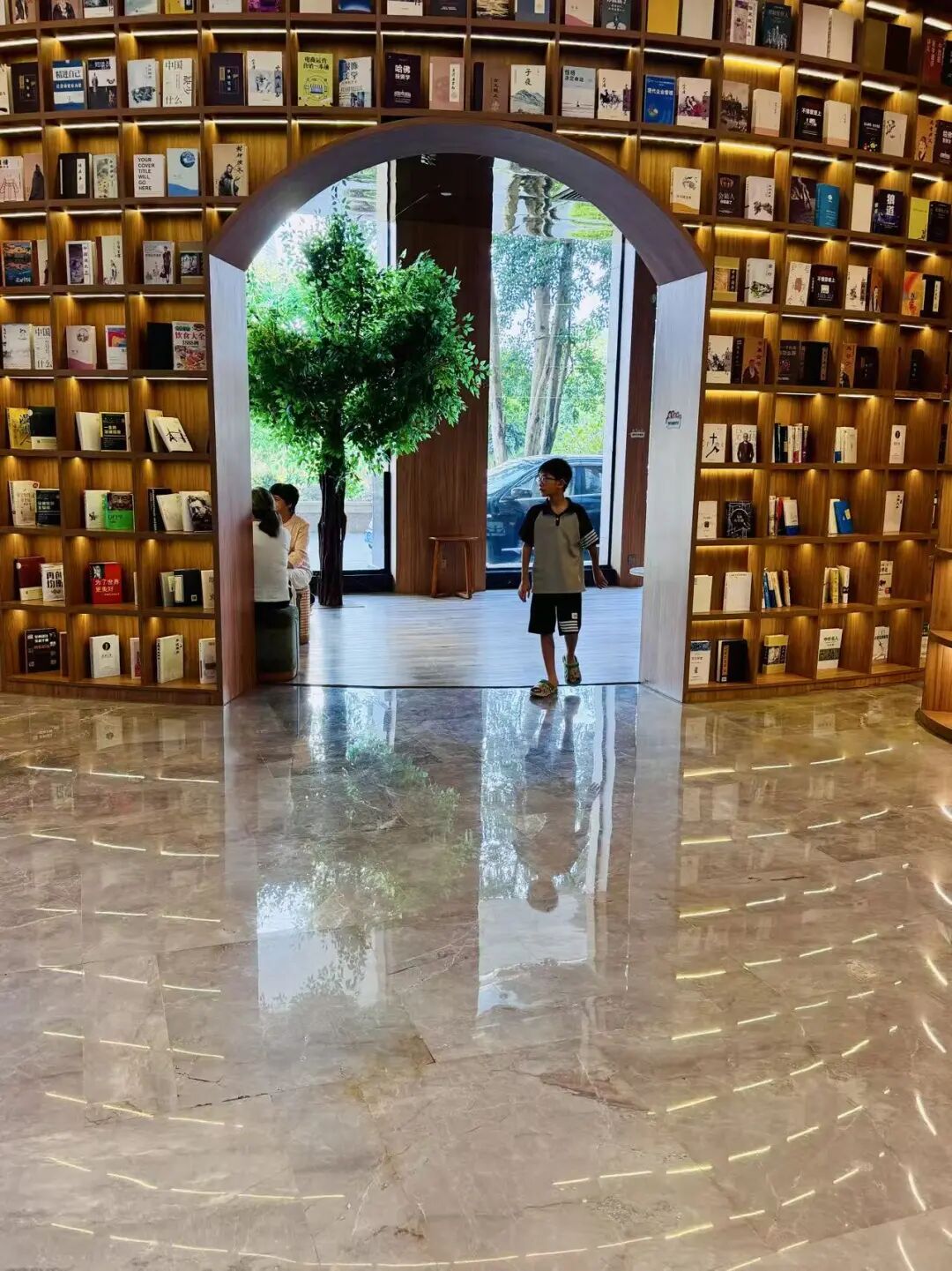 江门希尔顿网红图书馆酒店体验 亲子阅读打卡与工业风景观