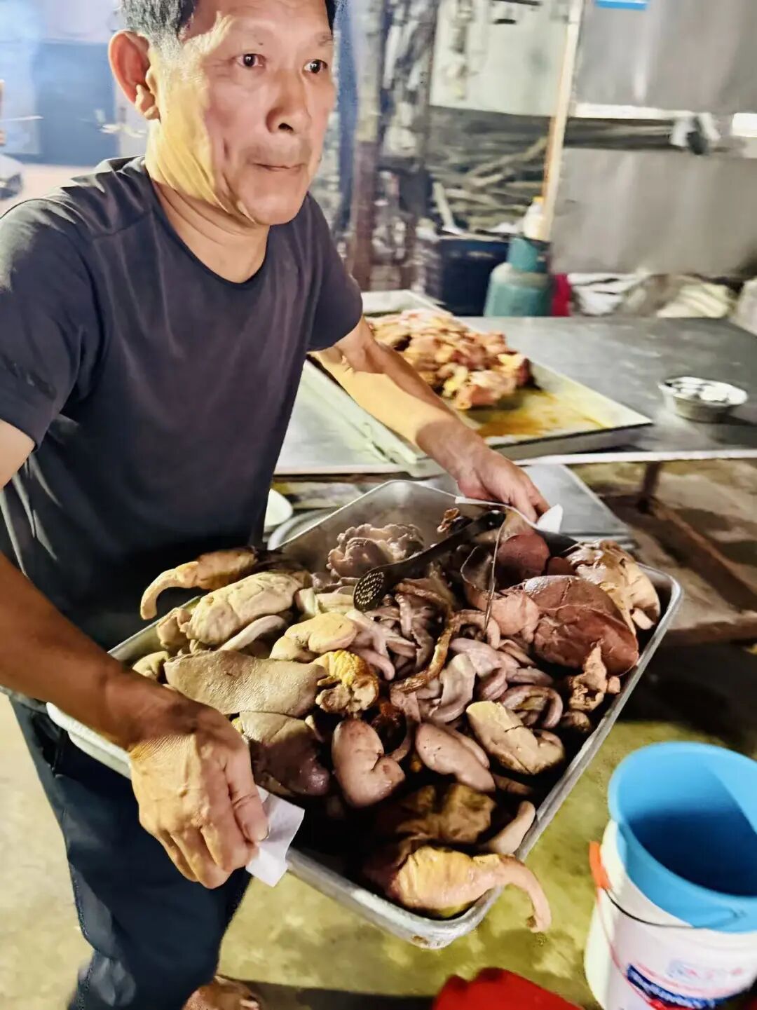 雷州老街地道美食探店，烧猪出炉与夜宵沙虫糖水指南