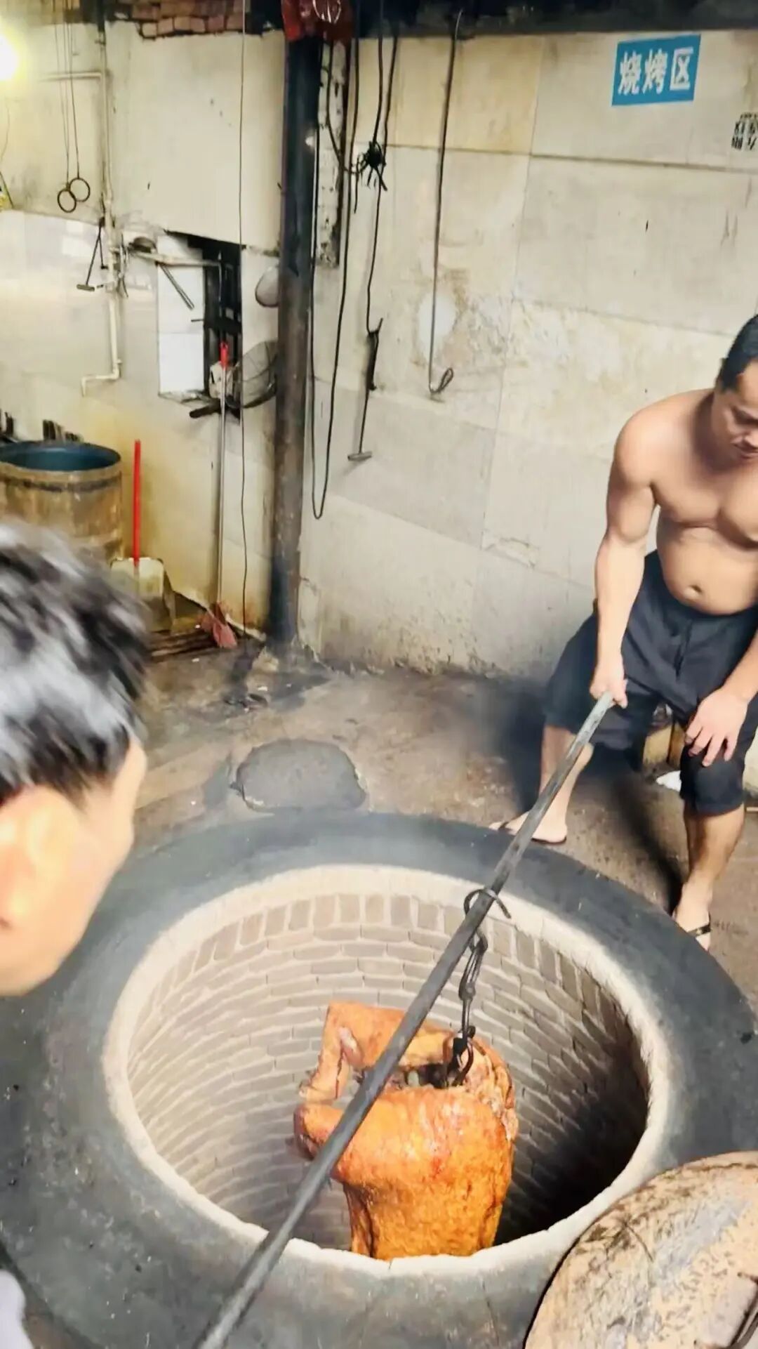 雷州老街地道美食探店，烧猪出炉与夜宵沙虫糖水指南