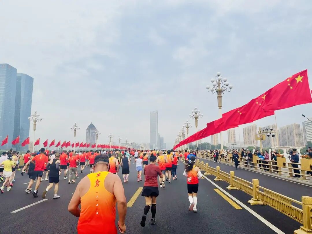 太原马拉松赛道干净服务贴心 跑者体验与免费景点