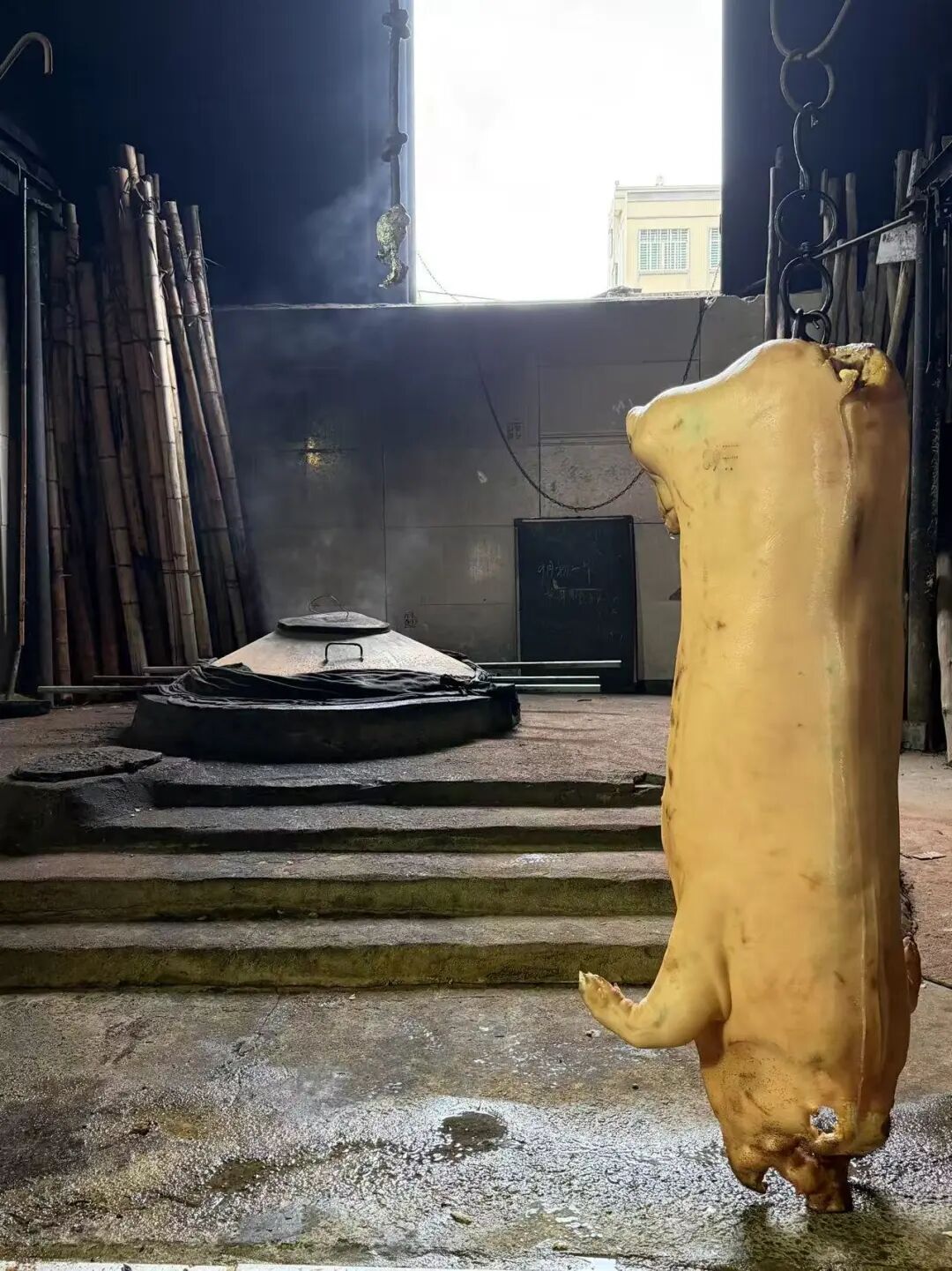 雷州老街地道美食探店，烧猪出炉与夜宵沙虫糖水指南