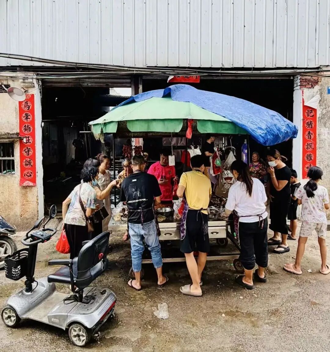 雷州老街地道美食探店，烧猪出炉与夜宵沙虫糖水指南