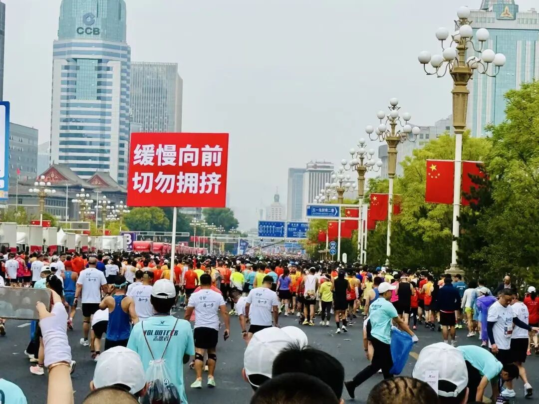 太原马拉松赛道干净服务贴心 跑者体验与免费景点