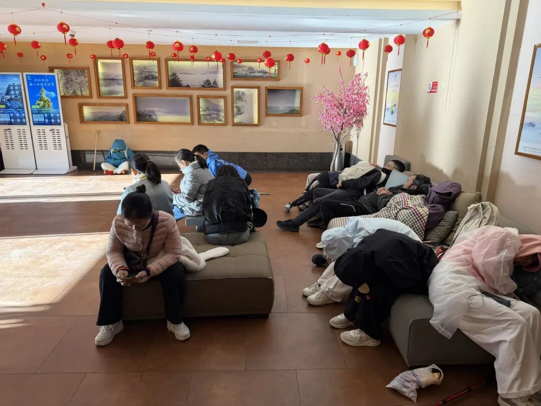 峨眉山金顶山顶酒店657元一晚，步行5分钟看日出