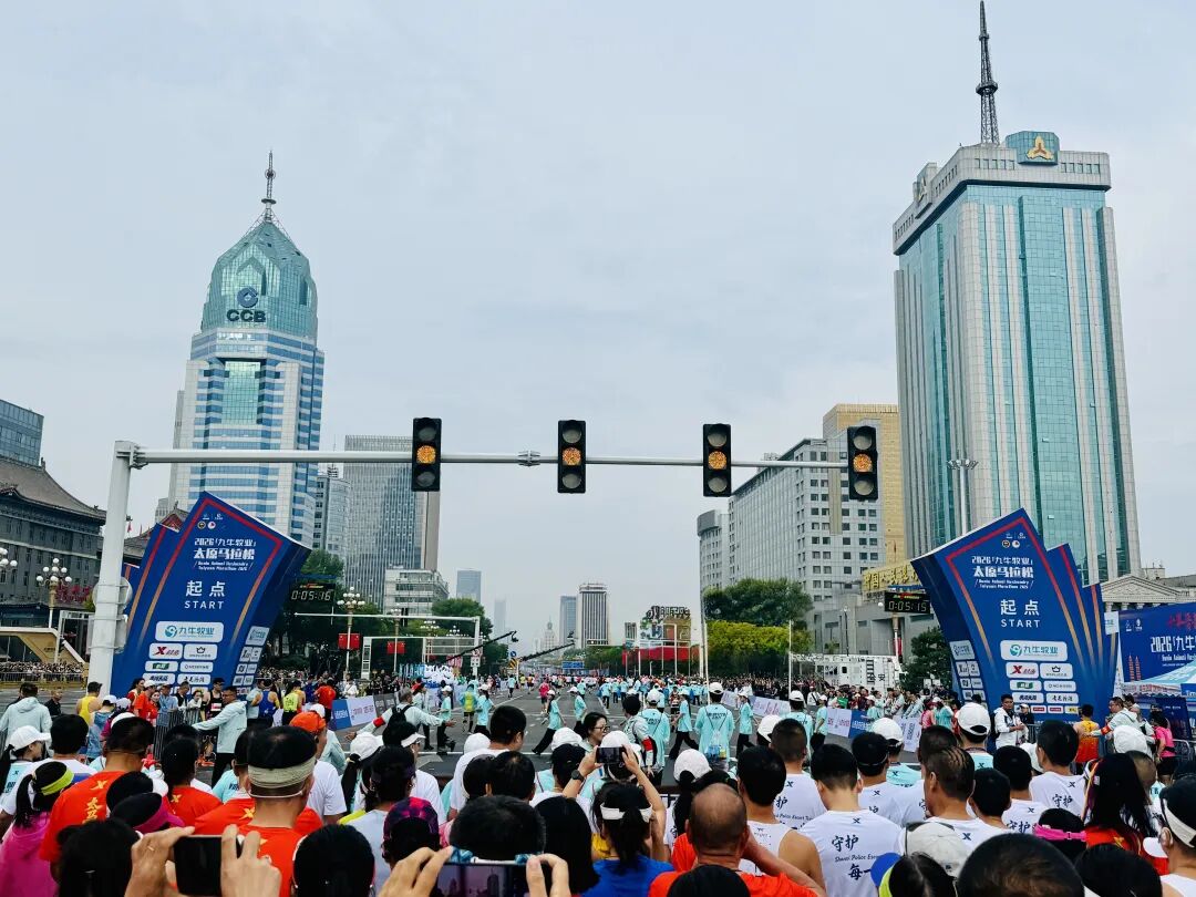 太原马拉松赛道干净服务贴心 跑者体验与免费景点