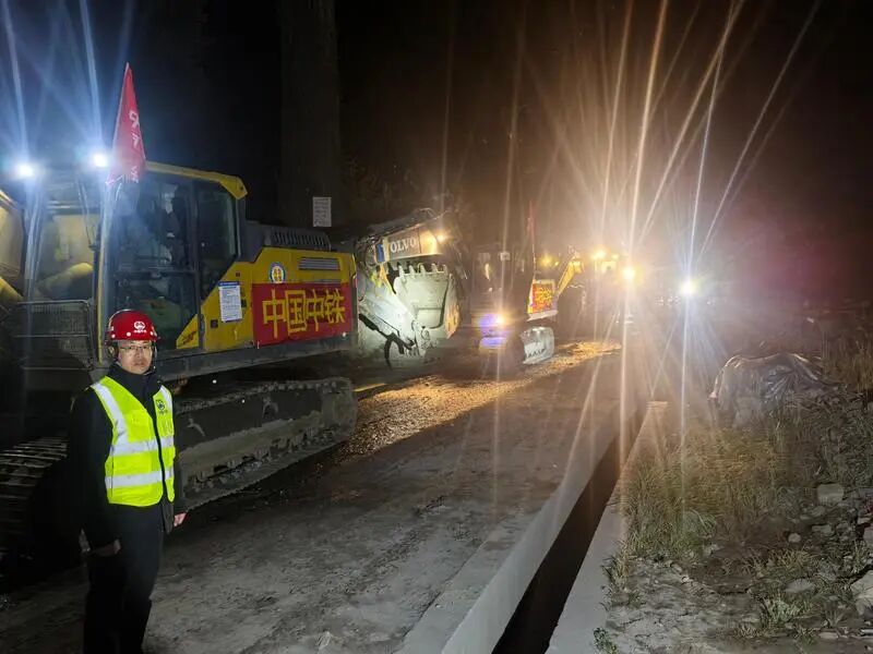双语新闻：Rescue efforts intensify after Xizang quake kills 16 , injures 46