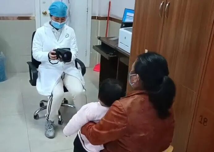 手持视力筛查仪怎么用【儿童保健】我院新引进双目视力筛查仪，更精准筛查儿童近视、远视、散光、弱视……_https://www.jmylbn.com_新闻资讯_第8张