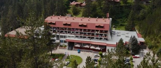 发生过大屠杀和性侵的酒店，假装一切都没发生过继续营业，连家具都不换？！