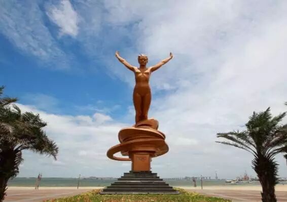 游毕参观赤坎【金沙湾观海长廊】,运动女神【劳丽诗雕像】,漫步海岸