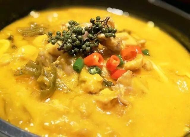 推荐菜式:人参糯米鸡,用新鲜土鸡熬制,胸腔里除了塞满了糯米,栗子