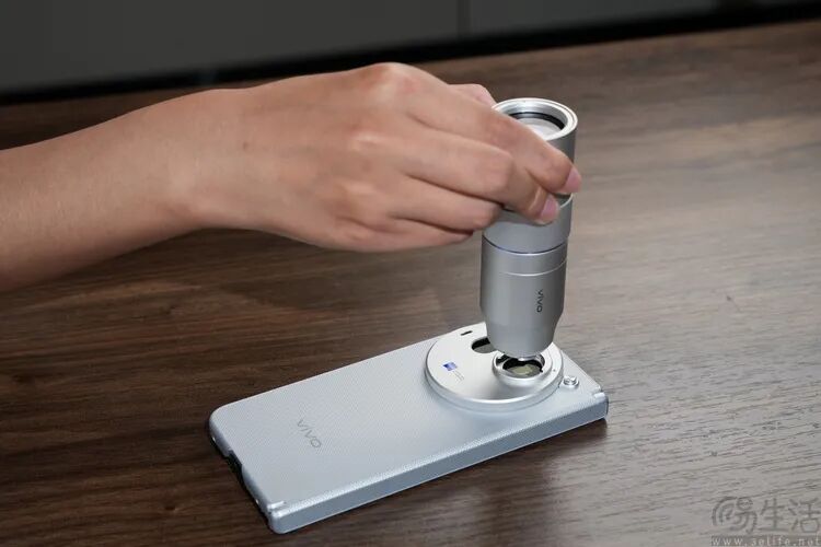iPhone Duo的官方保护壳里，为什么隐藏着胶带