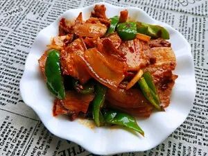 经典川菜回锅肉的做法，肥而不腻，香辣入味，中秋国庆家宴必备